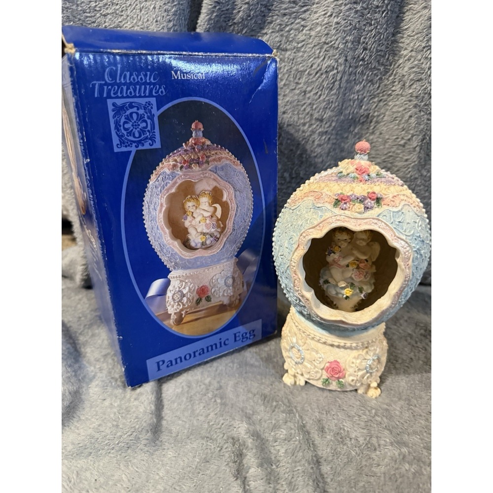 Classic Treasures Musical‎ Panoramic Figurine "Love Is A Many Splendored Thing"